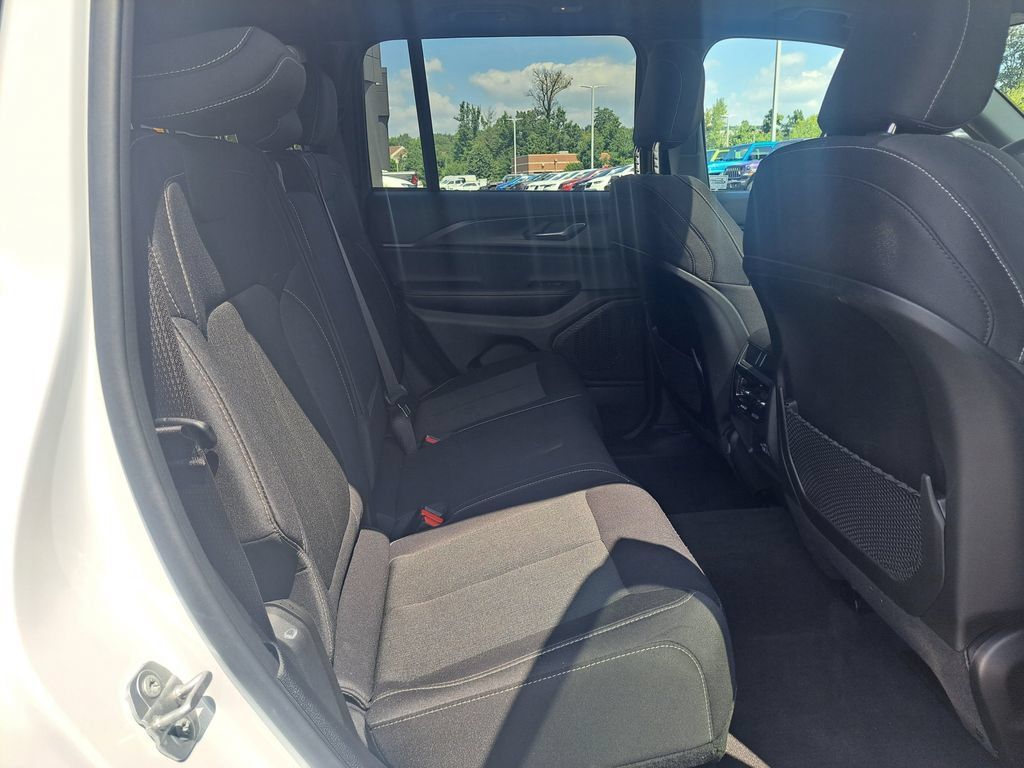 Certified 2025 Jeep Grand Cherokee Laredo X AWD/4WD image 36