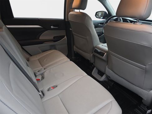 Used 2017 Toyota Highlander XLE image 13