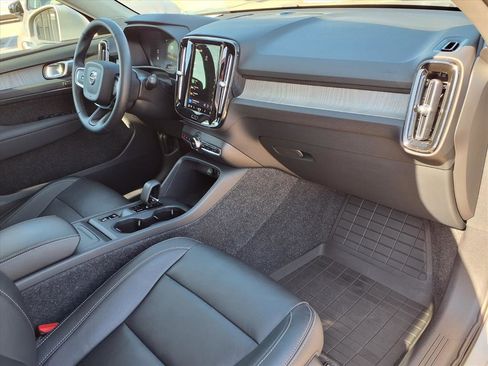 Used 2025 Volvo XC40 B5 Core w/ Protection Package Premier image 10