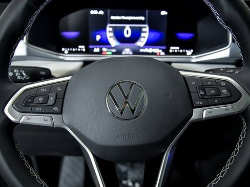 Certified 2025 Volkswagen Taos SE w/ Panoramic Sunroof Package image 11