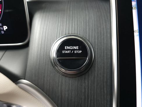 Used 2025 Mercedes-Benz GLC 350e 4MATIC image 16