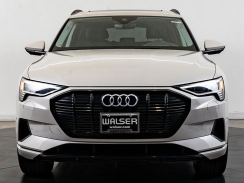 Used 2021 Audi e-tron Prestige w/ Prestige Package image 2