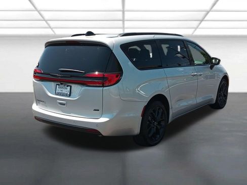 Used 2026 Chrysler Pacifica Select w/ S Appearance Package AWD/4WD image 3