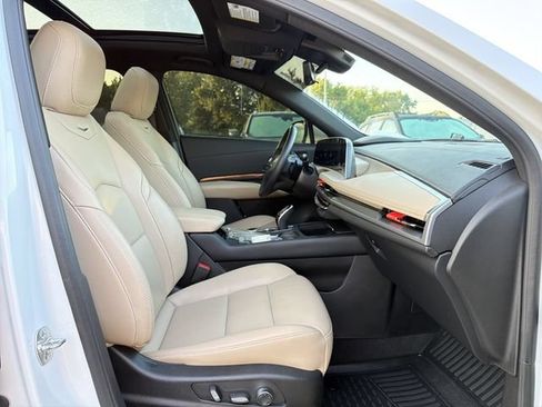 Used 2024 Cadillac XT4 Premium Luxury w/ Active Safety Package AWD/4WD image 18