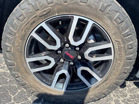 Used 2023 GMC Sierra 1500 AT4 w/ Technology Package AWD/4WD image 15