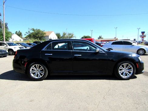 Used 2016 Chrysler 300 C image 4