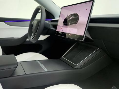 Used 2026 Tesla Model Y 2WD image 32