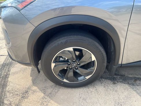 Used 2024 Nissan Rogue SV FWD image 2
