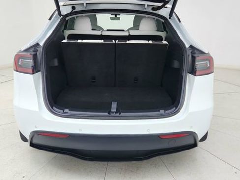 Used 2021 Tesla Model Y Long Range image 14