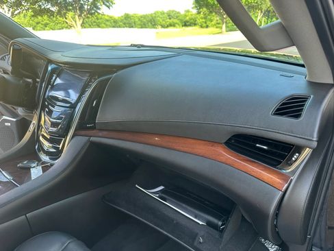 Used 2016 Cadillac Escalade Premium RWD image 32