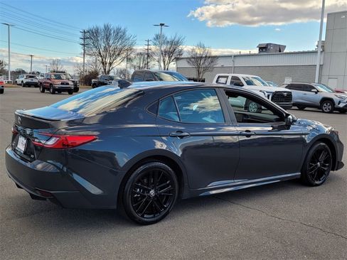 Used 2025 Toyota Camry SE image 3