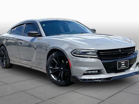 Used 2017 Dodge Charger SXT w/ Blacktop Package image 3