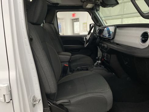 Used 2025 Jeep Wrangler Unlimited Sahara AWD/4WD image 18