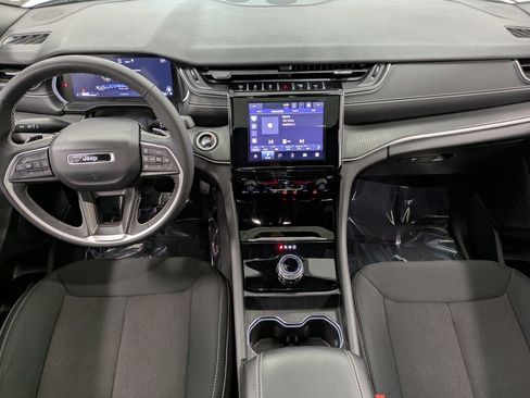 Used 2024 Jeep Grand Cherokee Laredo X image 23