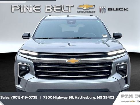 Used 2024 Chevrolet Traverse LT image 3
