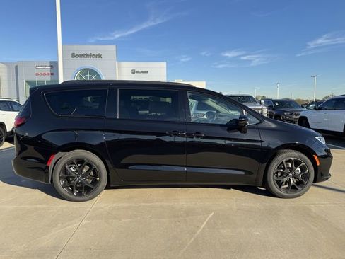 New 2026 Chrysler Pacifica Limited image 3