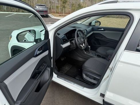 Used 2024 Volkswagen Taos SE image 3