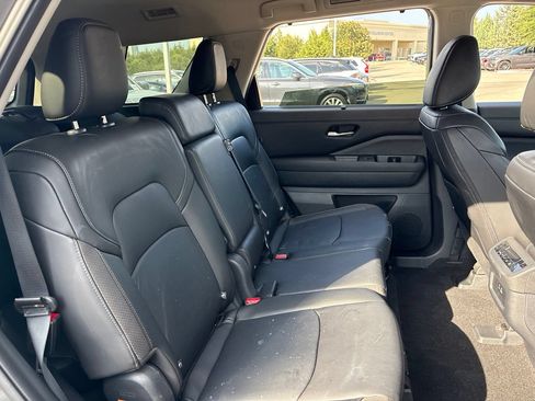 Used 2025 Nissan Pathfinder SL FWD image 12