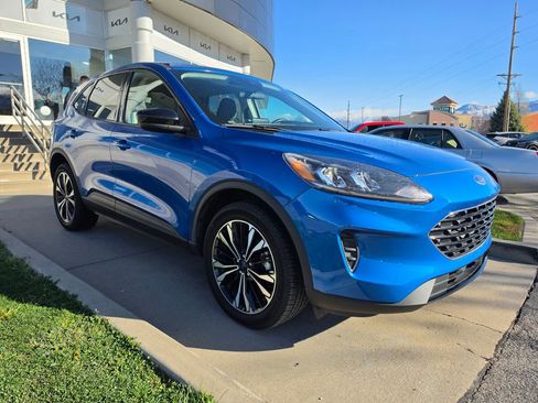 Used 2021 Ford Escape SE w/ SE Sport Appearance Package AWD/4WD image 3