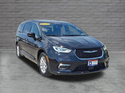 Used 2025 Chrysler Pacifica Select FWD image 2