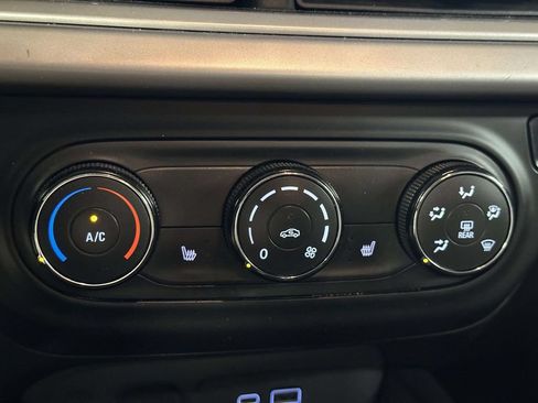 Used 2024 Chevrolet Trax LS w/ LS Convenience Package FWD image 21