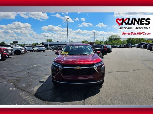 Used 2025 Chevrolet Trax LT w/ LT Convenience Package FWD image 11