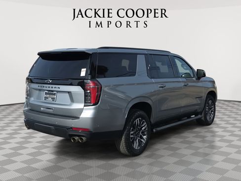 Used 2025 Chevrolet Suburban Z71 image 5