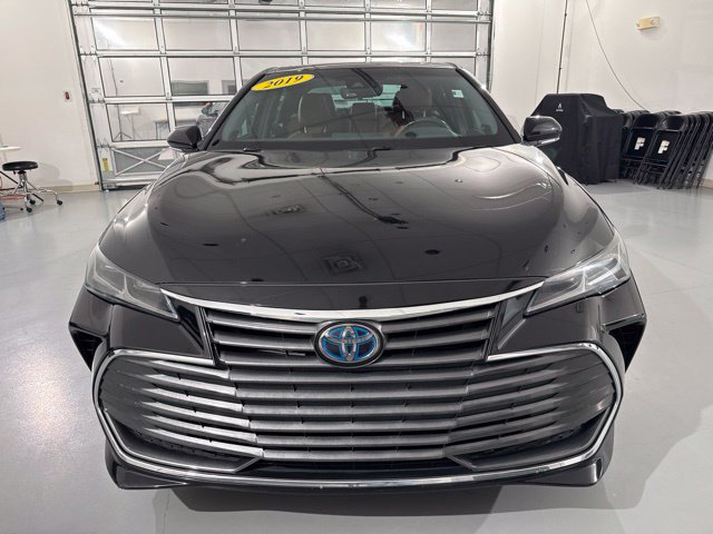 Used 2019 Toyota Avalon Limited FWD image 2