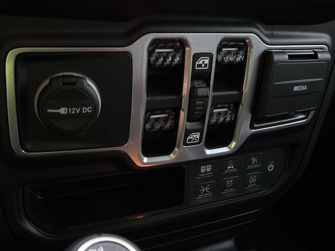 Used 2019 Jeep Wrangler Unlimited Sahara AWD/4WD image 16