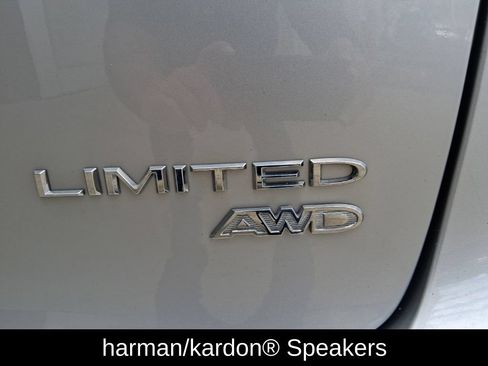 Used 2022 Chrysler Pacifica Limited AWD/4WD image 5