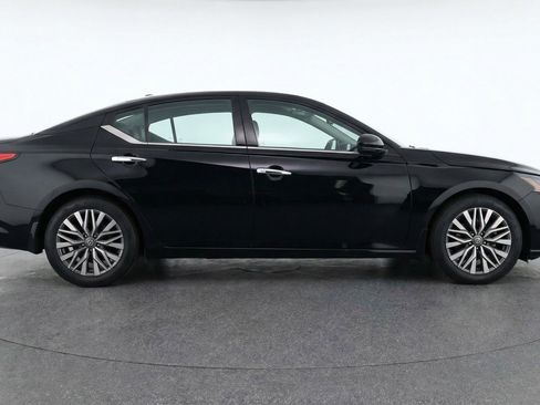 Used 2025 Nissan Altima 2.5 SV image 11
