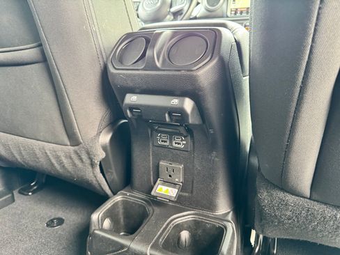 Used 2018 Jeep Wrangler Unlimited Sahara AWD/4WD image 15