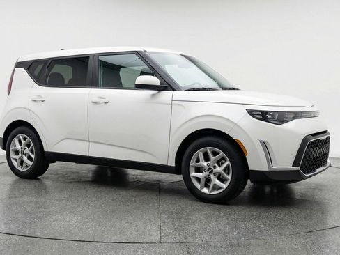 Used 2025 Kia Soul LX w/ LX Technology Package image 1