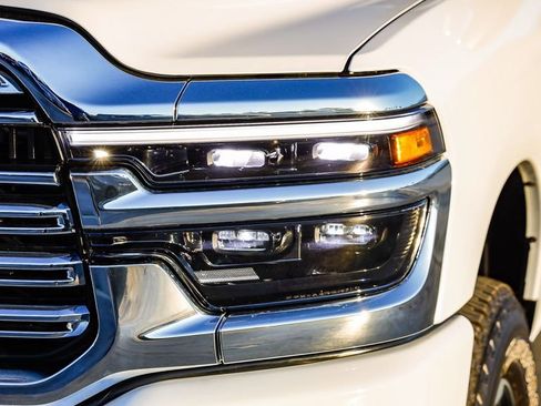 Used 2026 RAM 2500 Laramie AWD/4WD image 5