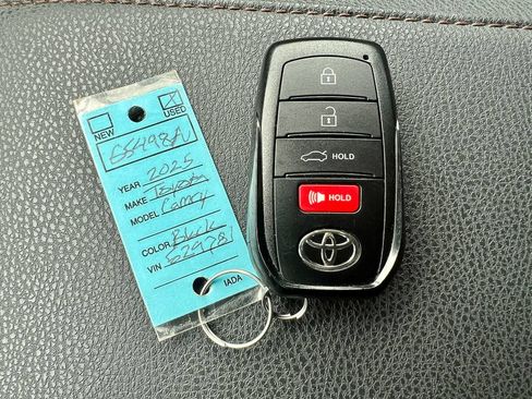 Used 2025 Toyota Camry Hybrid AWD/4WD image 33