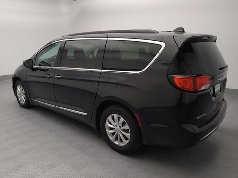 Used 2017 Chrysler Pacifica Touring-L FWD image 3