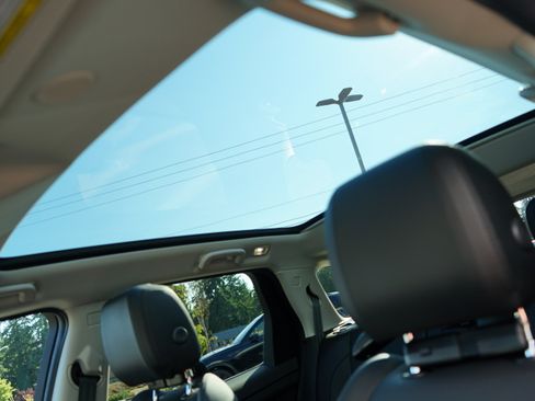 Used 2024 Land Rover Discovery Sport S image 20