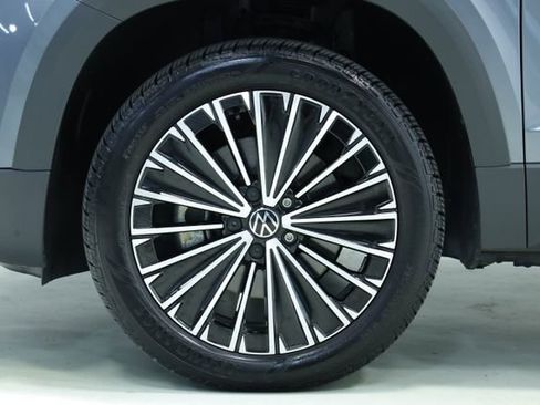 New 2025 Volkswagen Taos SE w/ Panoramic Sunroof Package FWD image 8