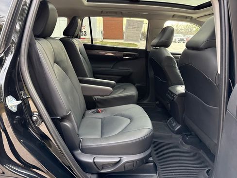 Used 2020 Toyota Highlander Platinum image 28