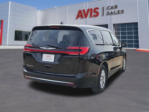 Used 2025 Chrysler Pacifica Select image 6
