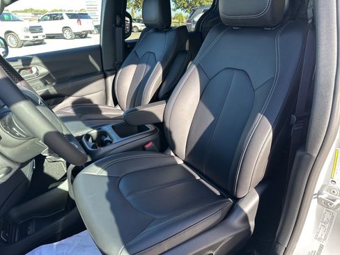 New 2026 Chrysler Pacifica Select image 57