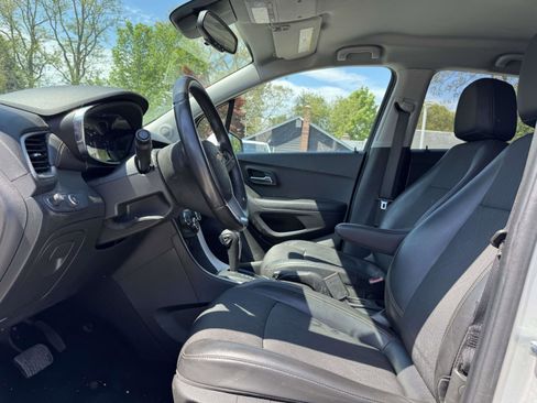 Used 2020 Chevrolet Trax LT w/ LT Convenience Package AWD/4WD image 13