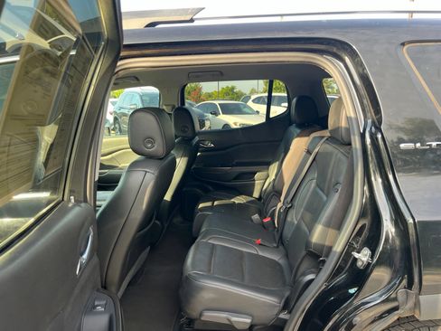 Used 2023 GMC Acadia SLT AWD/4WD image 19