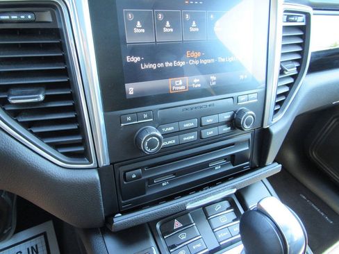 Used 2018 Porsche Macan AWD/4WD image 36