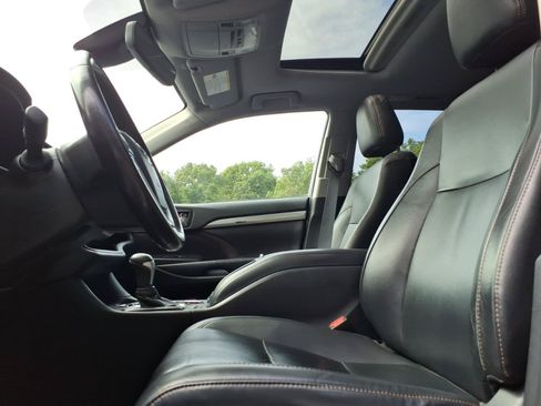 Used 2019 Toyota Highlander XLE AWD/4WD image 8