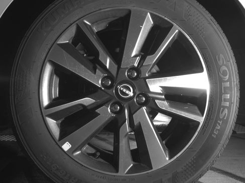 Used 2025 Nissan Versa SV image 14