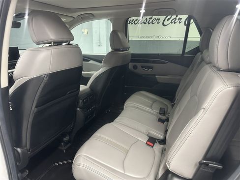 Used 2025 Honda Pilot Touring image 3