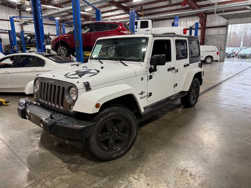 Used 2014 Jeep Wrangler Unlimited Sport image 2