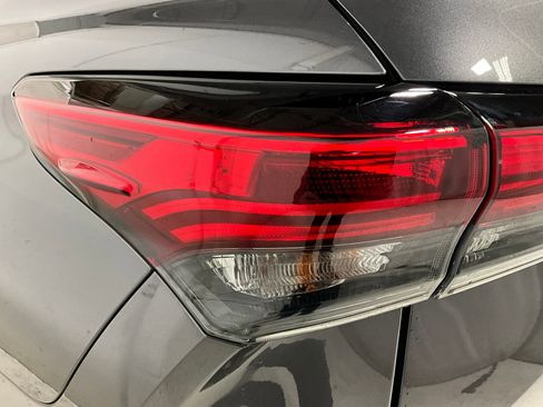 Used 2022 Toyota Highlander XLE AWD/4WD image 27