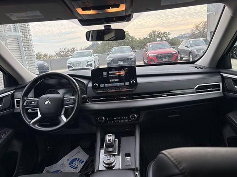 Used 2024 Mitsubishi Outlander SE image 18